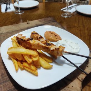 La Taberna Griega - Carnes - SUVLAKI DE POLLO